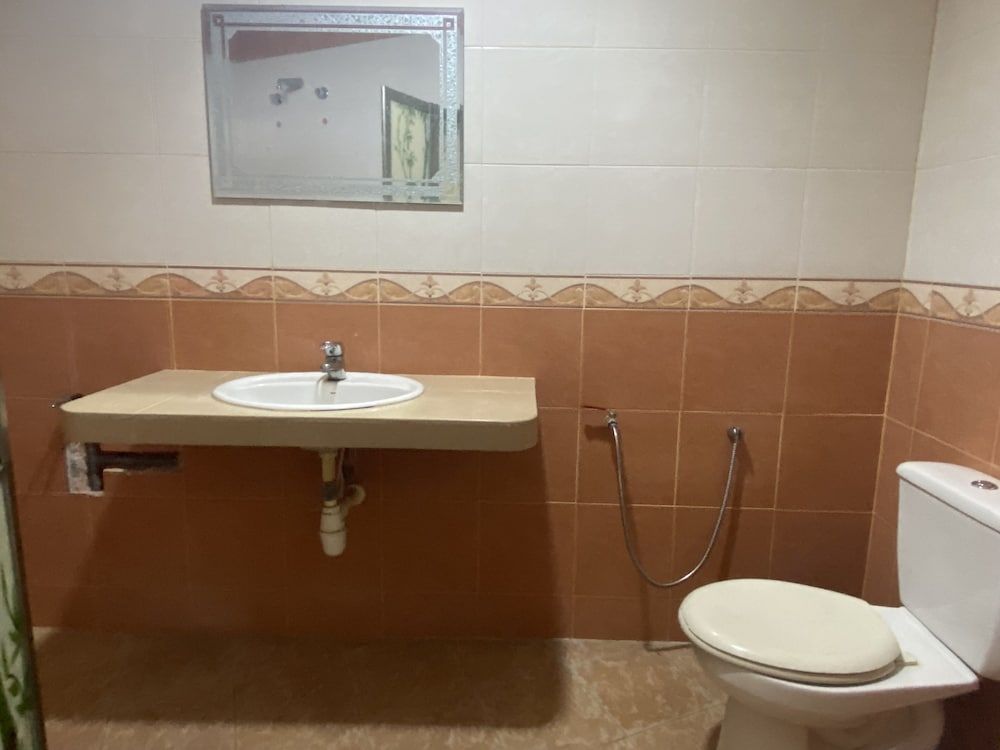 OYO 90896 Gold Hill Hotel Deluxe Triple Room 4