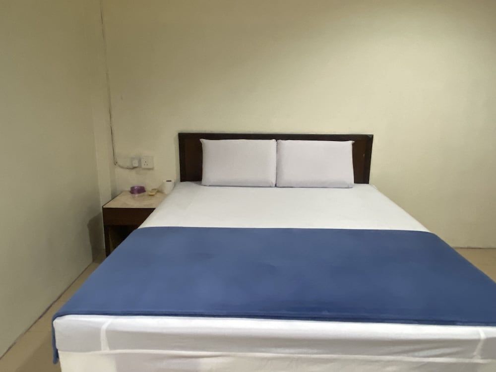 OYO 90896 Gold Hill Hotel Deluxe Double Room 2