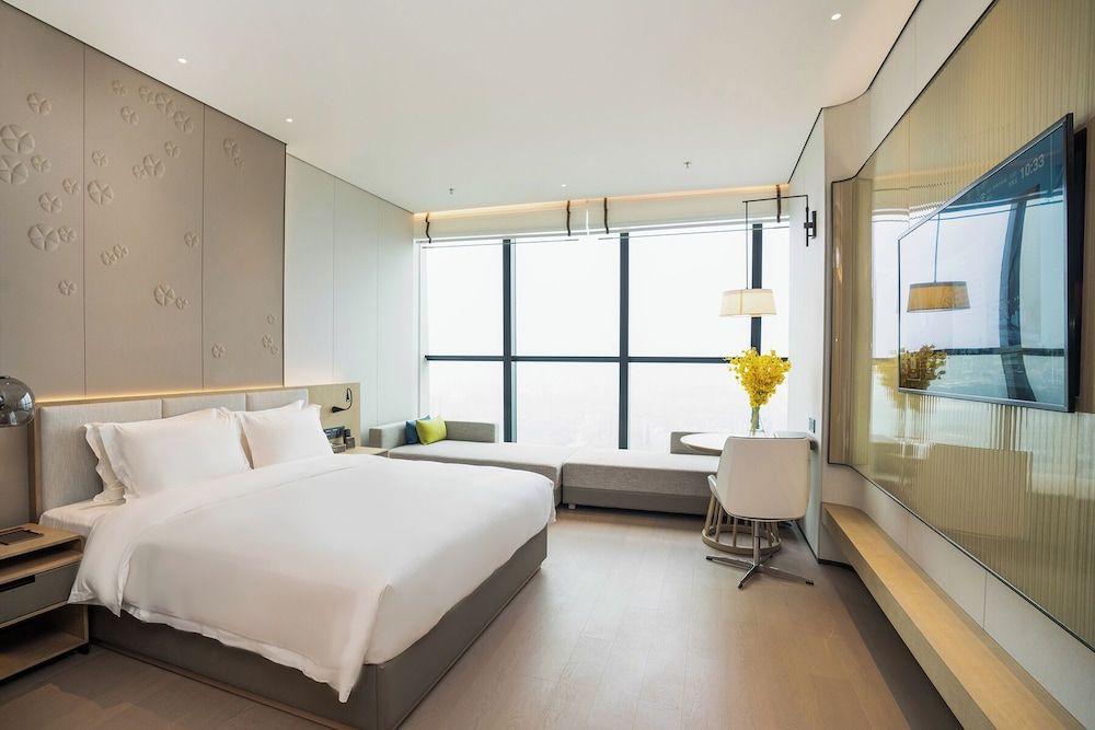 Deluxe Room, 1 King Bed, Non Smoking, Lake View
