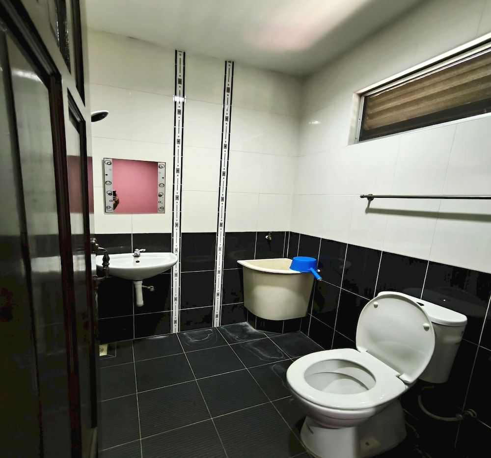 OYO 90906 Rumah Rehat Awana Premium Room, 1 King Bed 5