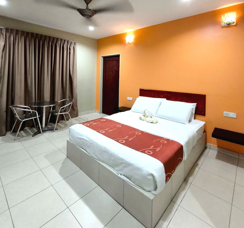 OYO 90906 Rumah Rehat Awana Deluxe Double Room, 1 Queen Bed 3