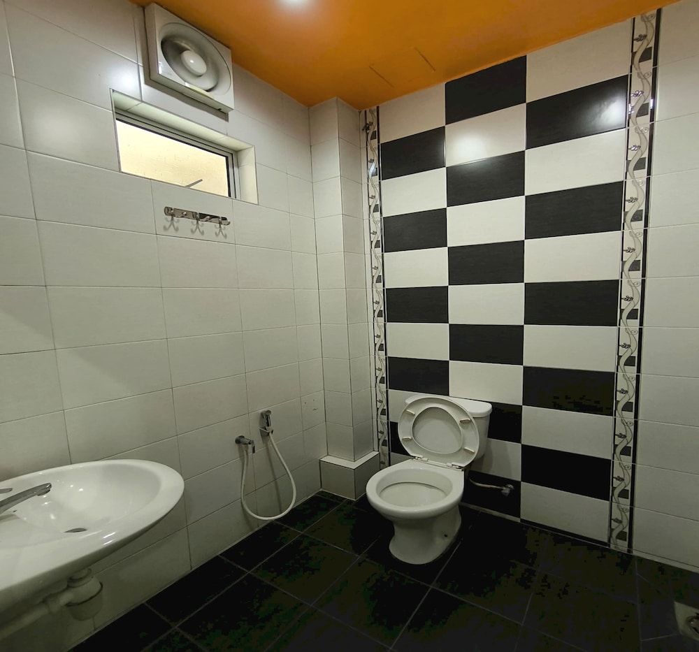 OYO 90906 Rumah Rehat Awana Deluxe Double Room, 1 Queen Bed 6