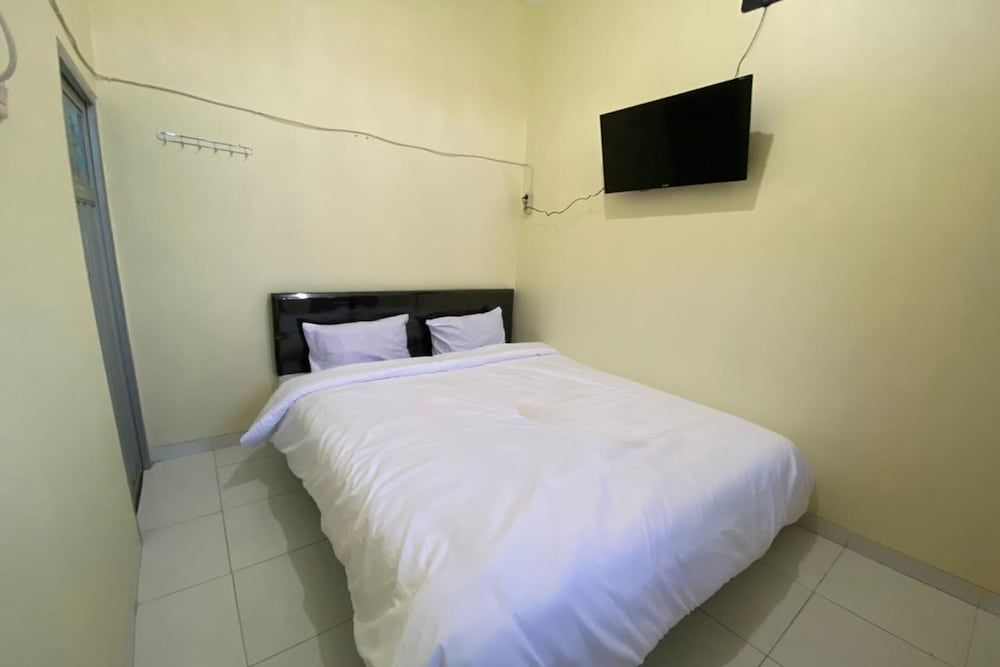 SPOT ON 93452 Wulan Homestay 2  Syariah Basic Double Room 4