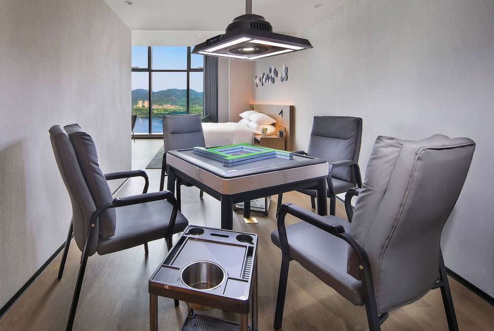 Room, 1 King Bed, Non Smoking (Lakeside View, Mahjong)