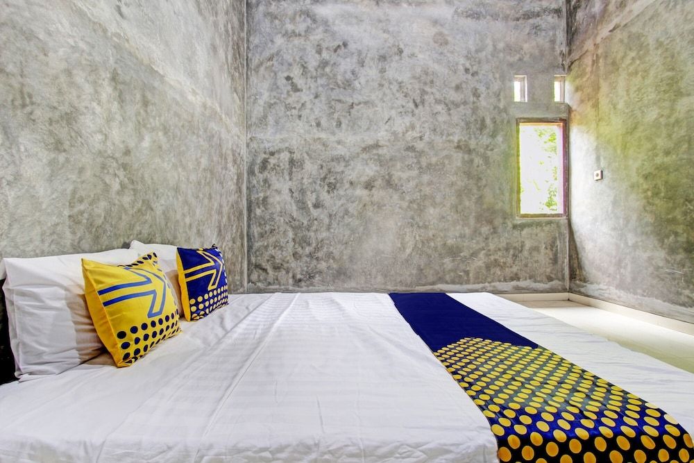 SPOT ON 93527 Agus Kostel SyariahNearWisata Agro Jollong Double Room 5