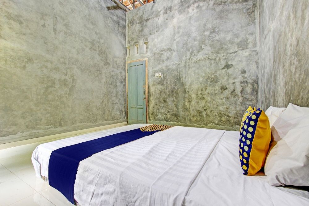 SPOT ON 93527 Agus Kostel SyariahNearWisata Agro Jollong Double Room