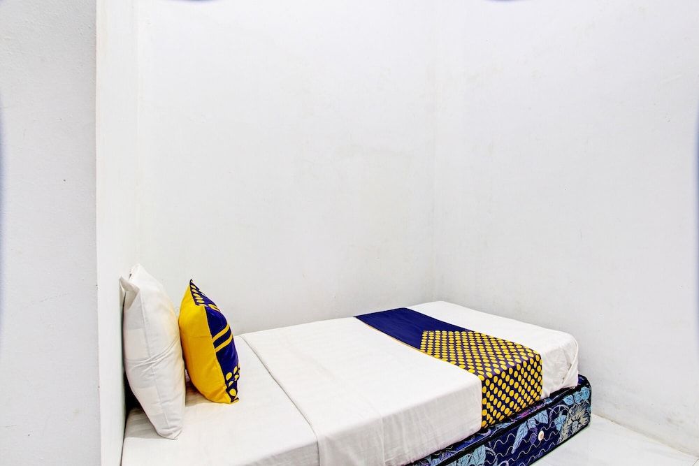 SPOT ON 93527 Agus Kostel SyariahNearWisata Agro Jollong Single Room 4