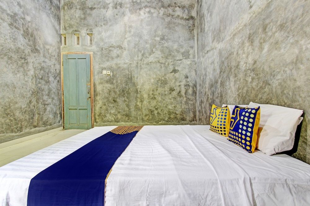 SPOT ON 93527 Agus Kostel SyariahNearWisata Agro Jollong Double Room 3