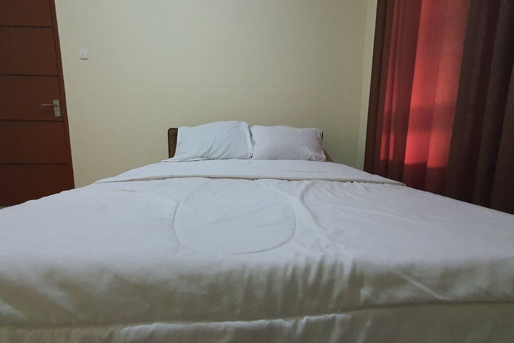 OYO 93523 Penginapan Laras PaminggirNearPesona Alam Seafood Pink Mira Standard Double Room 8