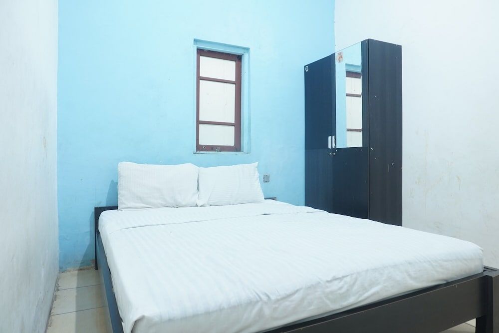 OYO 93523 Penginapan Laras PaminggirNearPesona Alam Seafood Pink Mira Standard Double Room 5