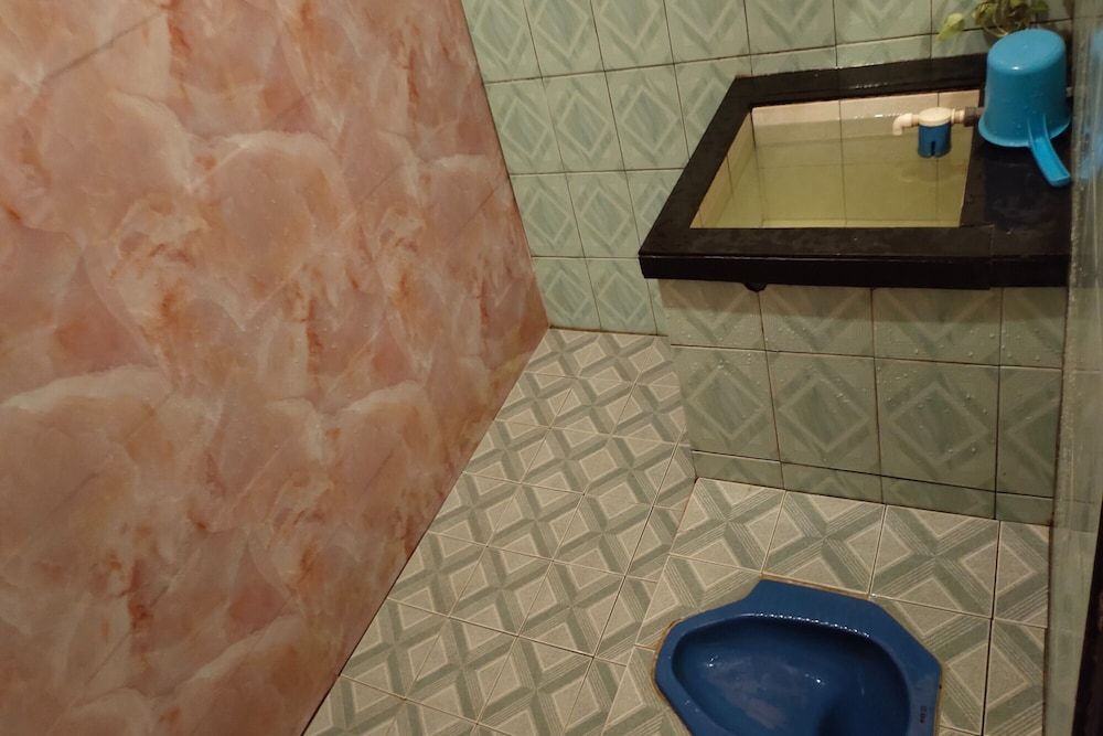 OYO 93523 Penginapan Laras PaminggirNearPesona Alam Seafood Pink Mira Standard Double Room 13