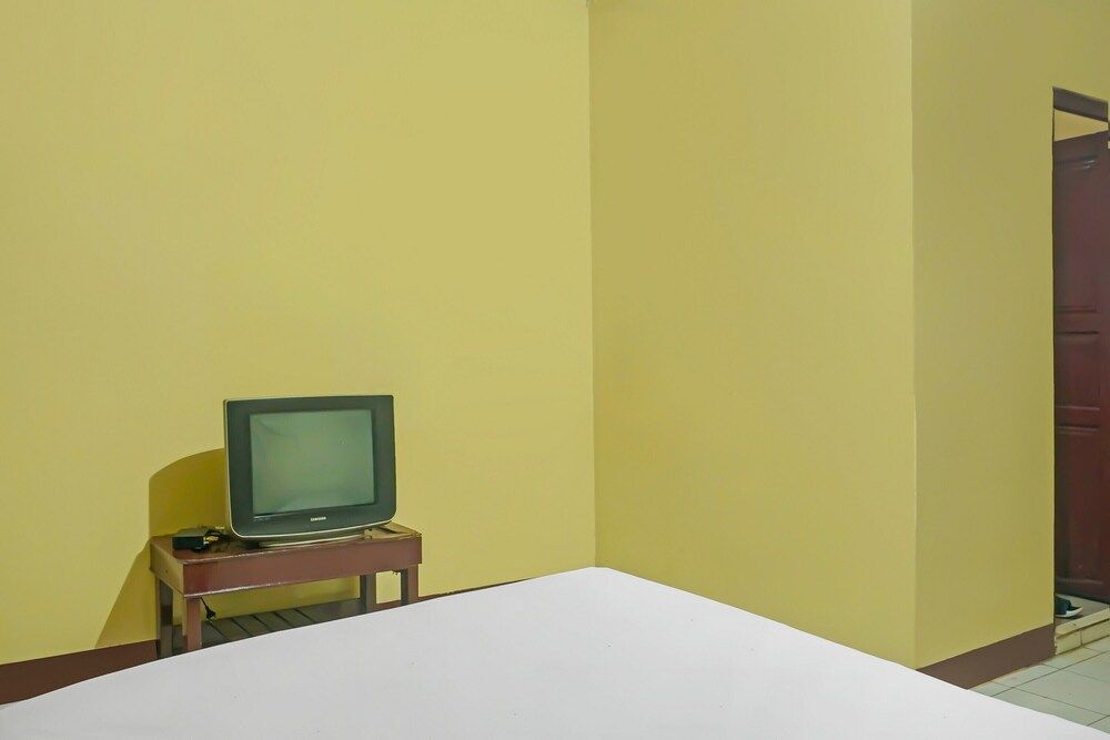 OYO 93523 Penginapan Laras PaminggirNearPesona Alam Seafood Pink Mira Standard Double Room 18