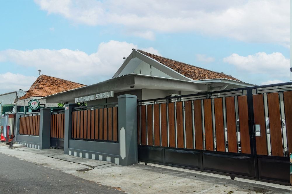 OYO 93526 Homely Syariah