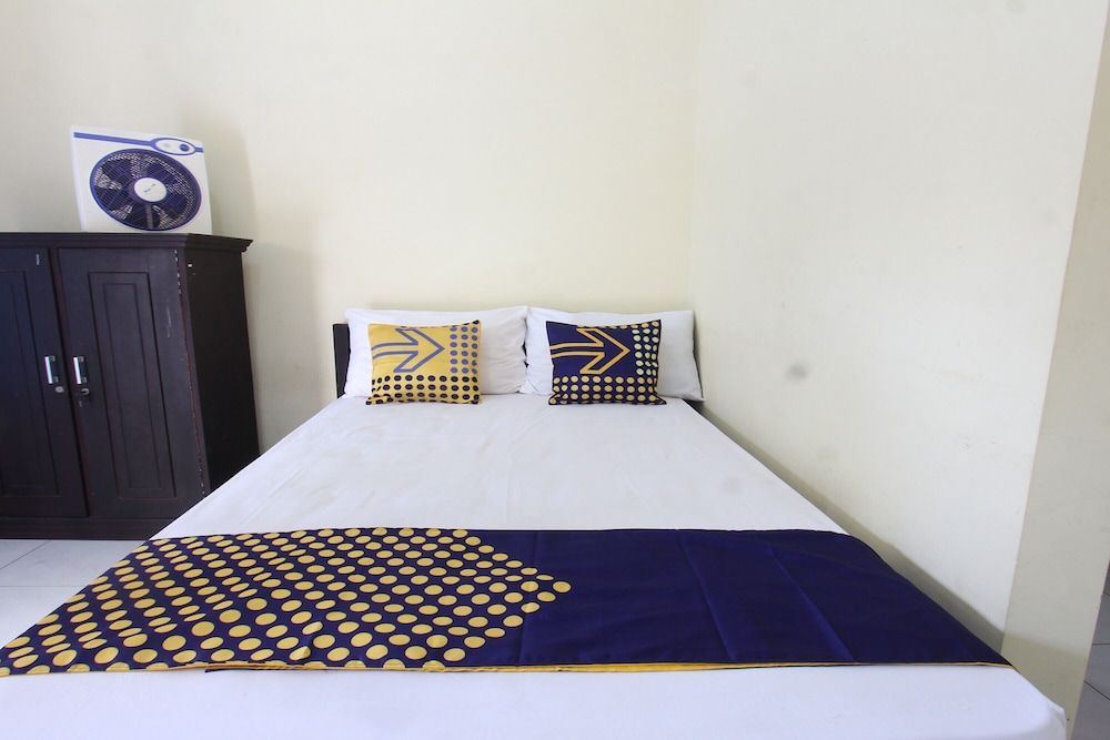 OYO Life 93155 Wisma Sarah Deluxe Double Room 3