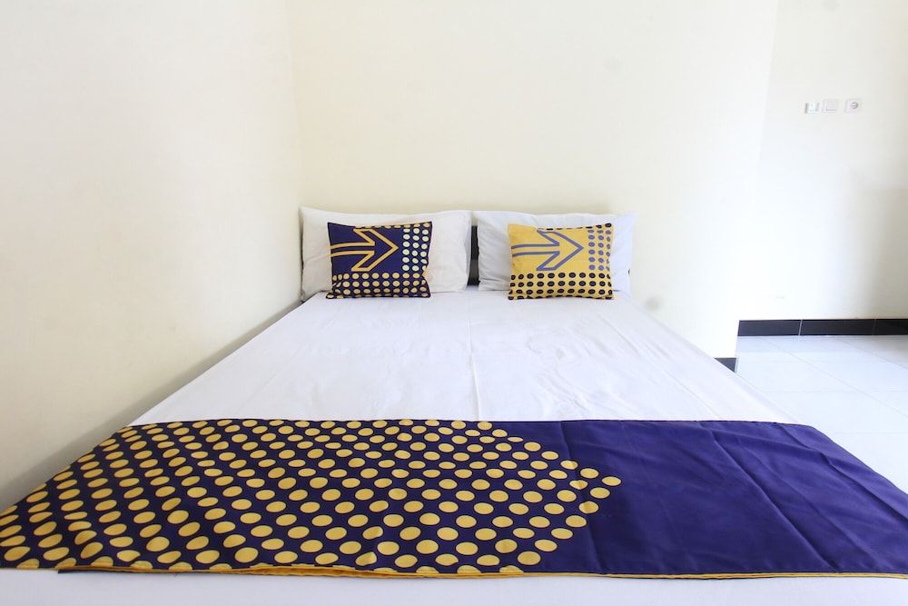 OYO Life 93155 Wisma Sarah Deluxe Double Room 7