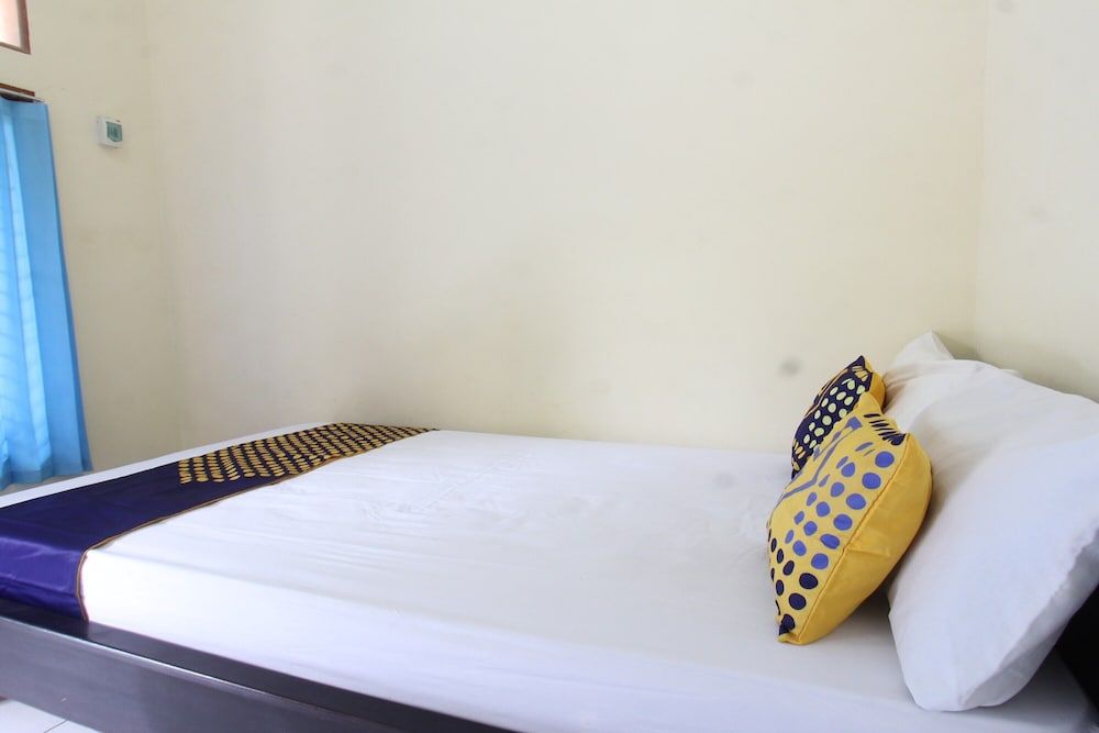 OYO Life 93155 Wisma Sarah Deluxe Double Room 6