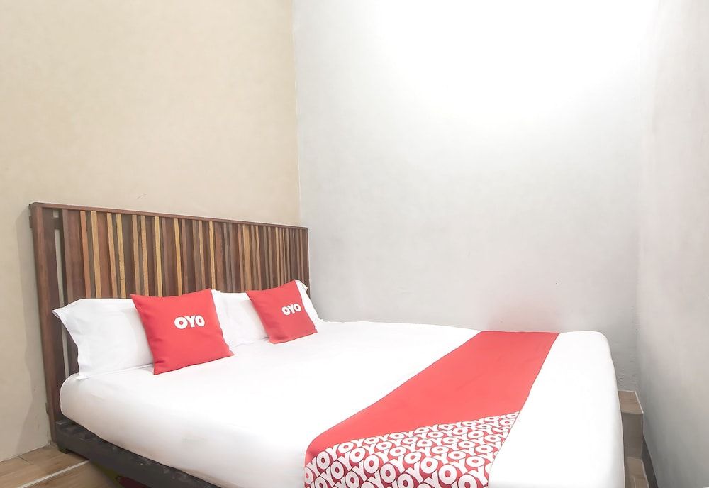 OYO 90094 Hi Inn 3 Deluxe Double Room 9