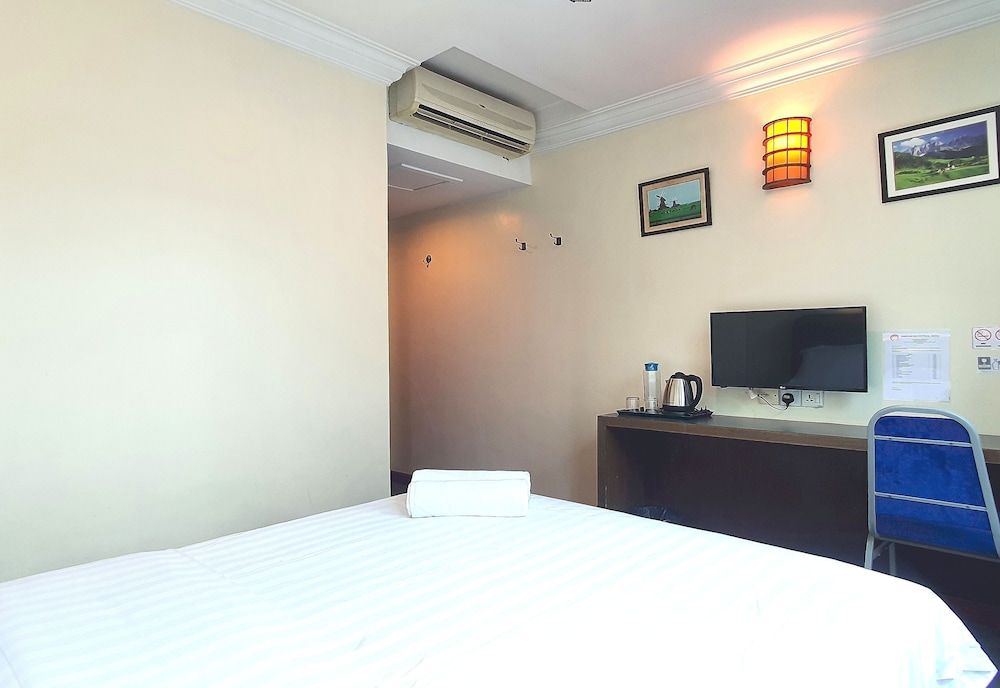 Capital O 90939 Sandakan Central Hotel Deluxe Double Room, 1 Queen Bed 4