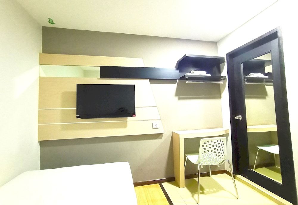 OYO 90091 Hi Inn Standard Single Room 7