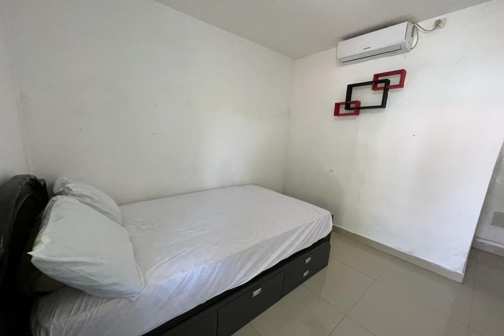 OYO 93785 Aero Kost Bu Lisa Syariah Near Pasar Tradisional Lawang Deluxe Double Room 4