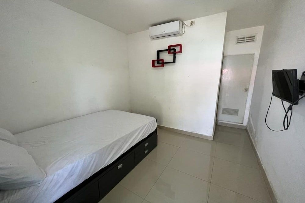 OYO 93785 Aero Kost Bu Lisa Syariah Near Pasar Tradisional Lawang Deluxe Double Room 5