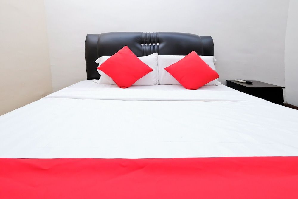 OYO 714 Arina Hotel Standard Double Room, 1 Queen Bed 3