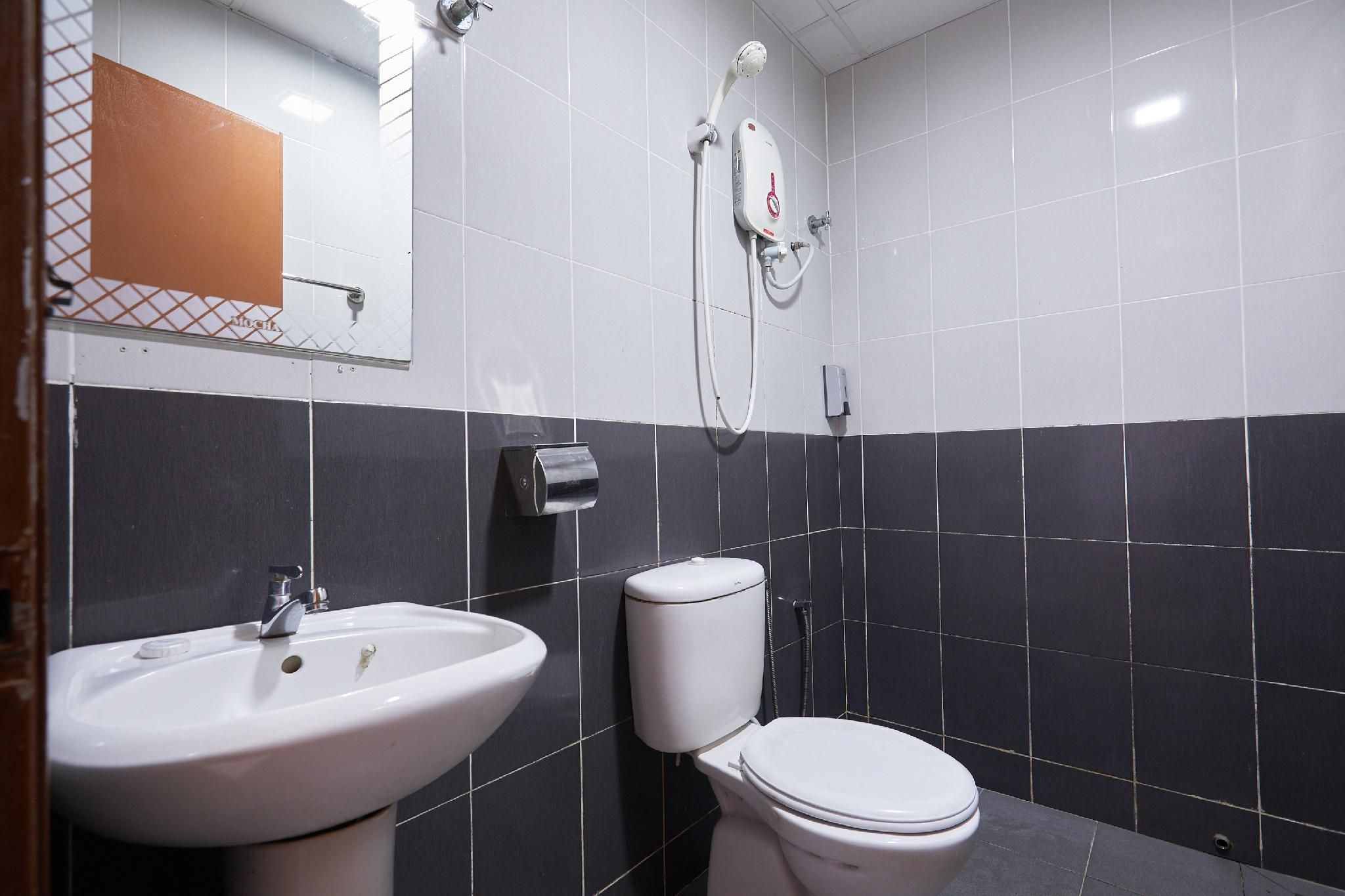 OYO 714 Arina Hotel Standard Queen Room 3