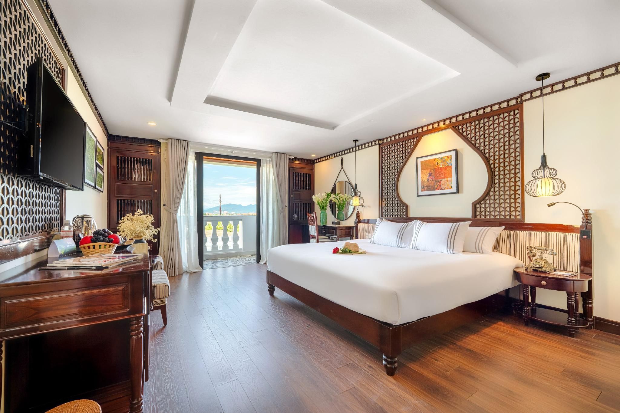 Royal King Room with Bathtub