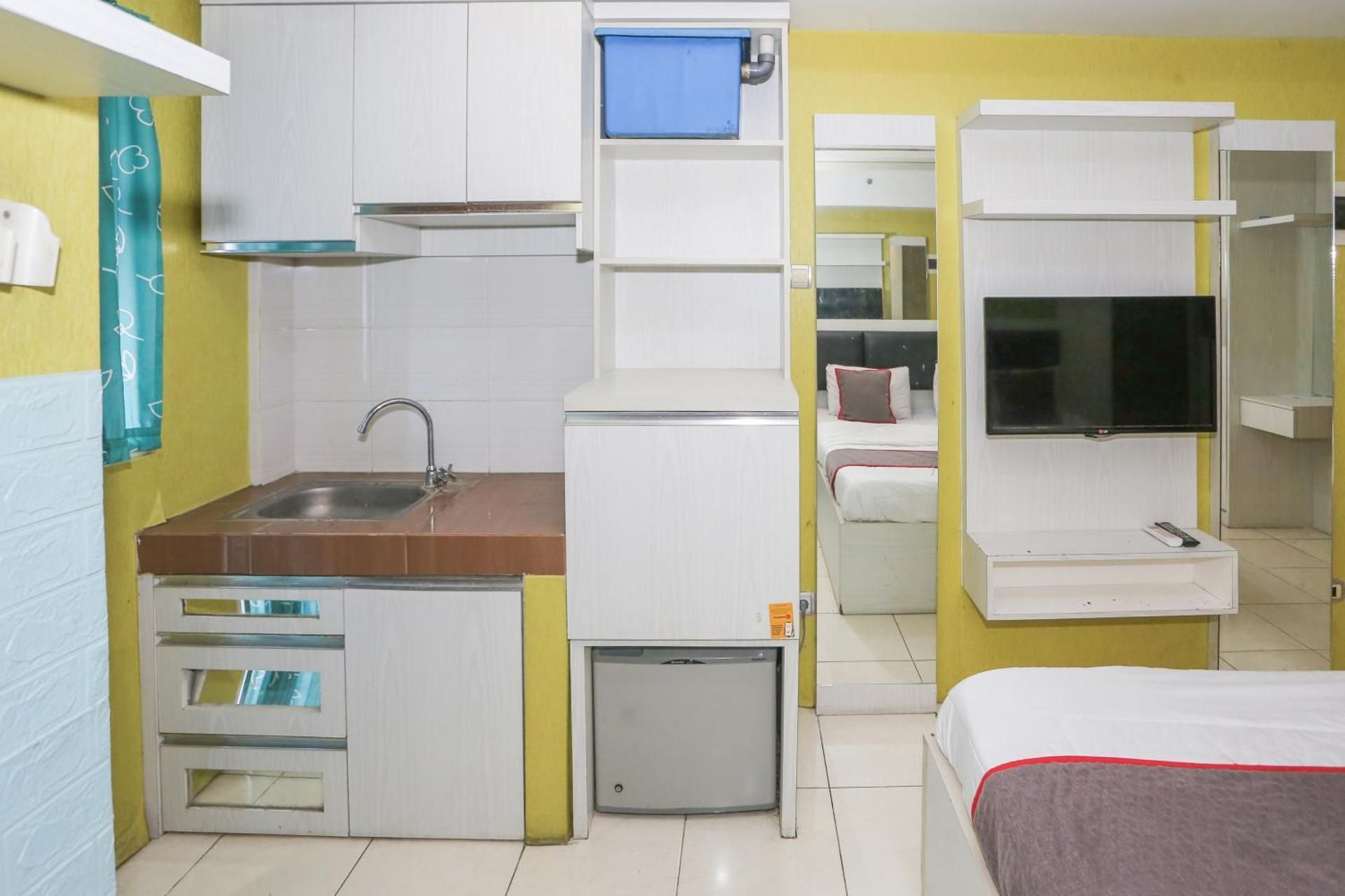 Hotel O Ciputat Near Apartment Green Lake View Ciputat Deluxe Double Room 3