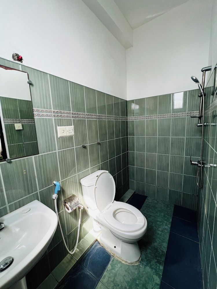 Ramlyn Guesthouse & Restaurant Economy Double Room 14