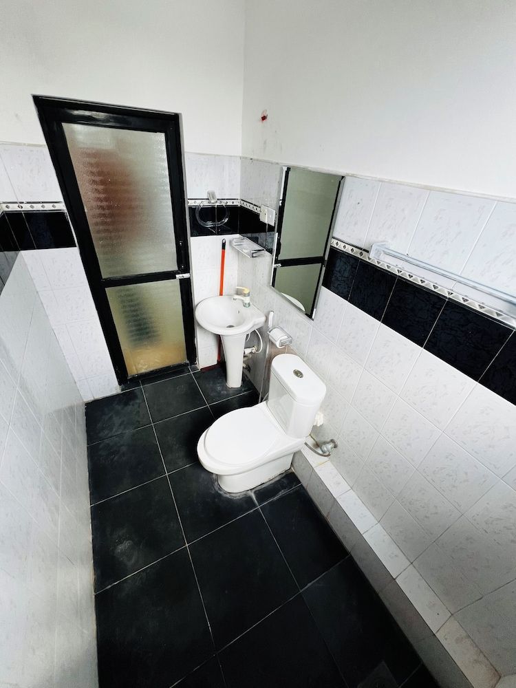 Ramlyn Guesthouse & Restaurant Family Triple Room 3