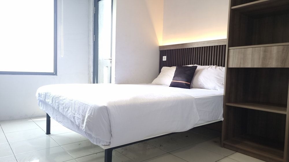 Hotel O Cikarang Near Apartment Riverdale Deluxe Double Room 3