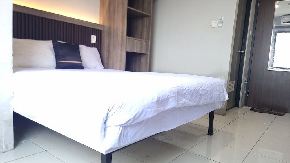 Hotel O Cikarang Near Apartment Riverdale Deluxe Double Room 4