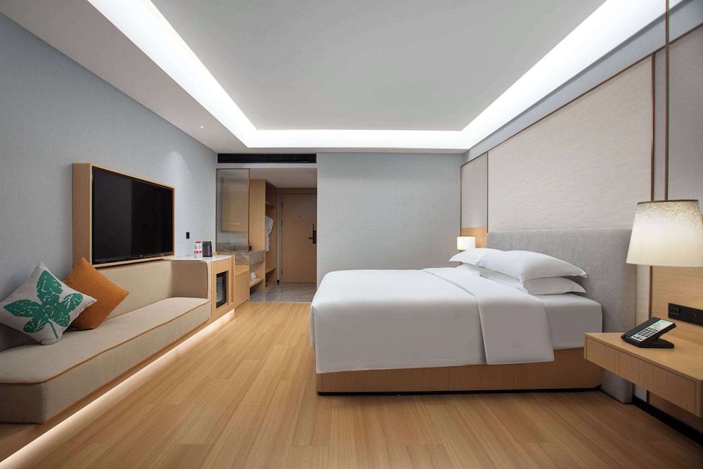 Wyndham Garden Haikou Meilan Deluxe Room, 1 King Bed, Non Smoking, City View 2