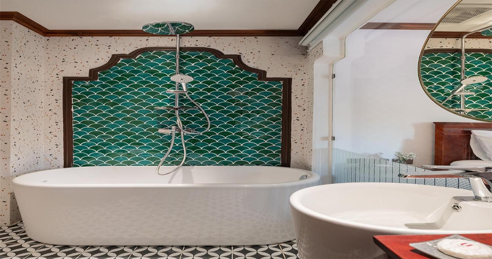 Deluxe City View with Bathtub