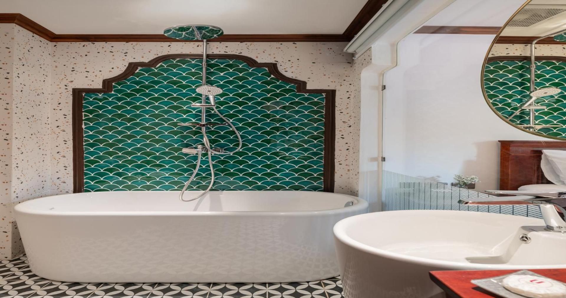 Deluxe Garden View with Bathtub