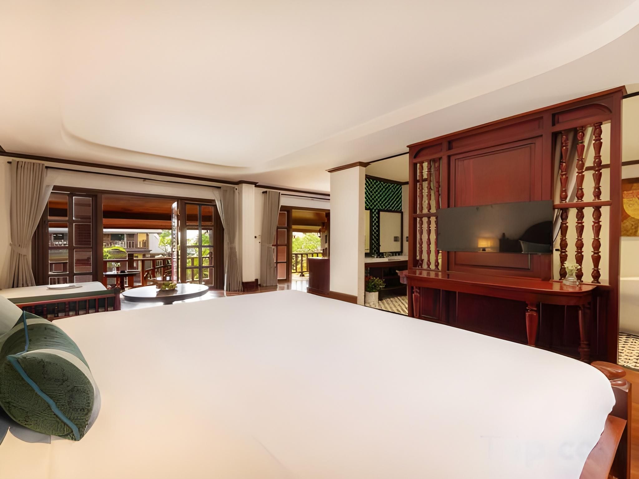 Junior Suite Pondside View with Bathtub