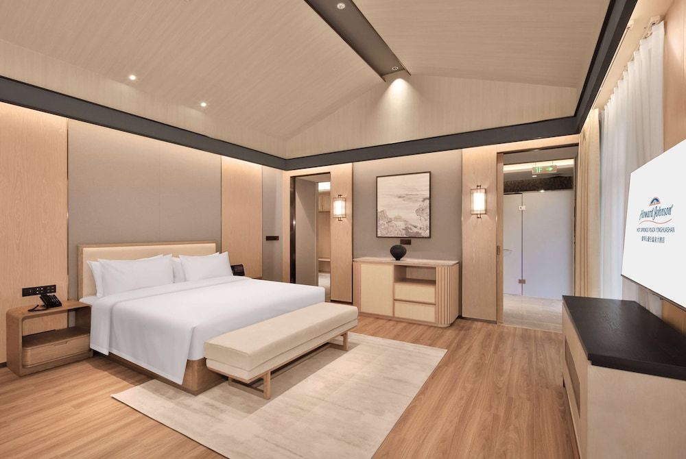 Howard Johnson Hot Springs Plaza Yinghuashan Villa, 1 King Bed, Non Smoking (First Floor)