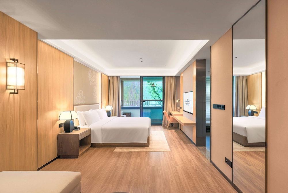 Howard Johnson Hot Springs Plaza Yinghuashan Deluxe Room, 1 King Bed, Non Smoking, Garden View