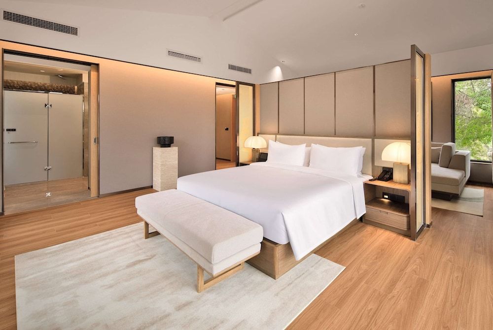 Howard Johnson Hot Springs Plaza Yinghuashan Villa, 1 King Bed, Non Smoking (Second Floor)