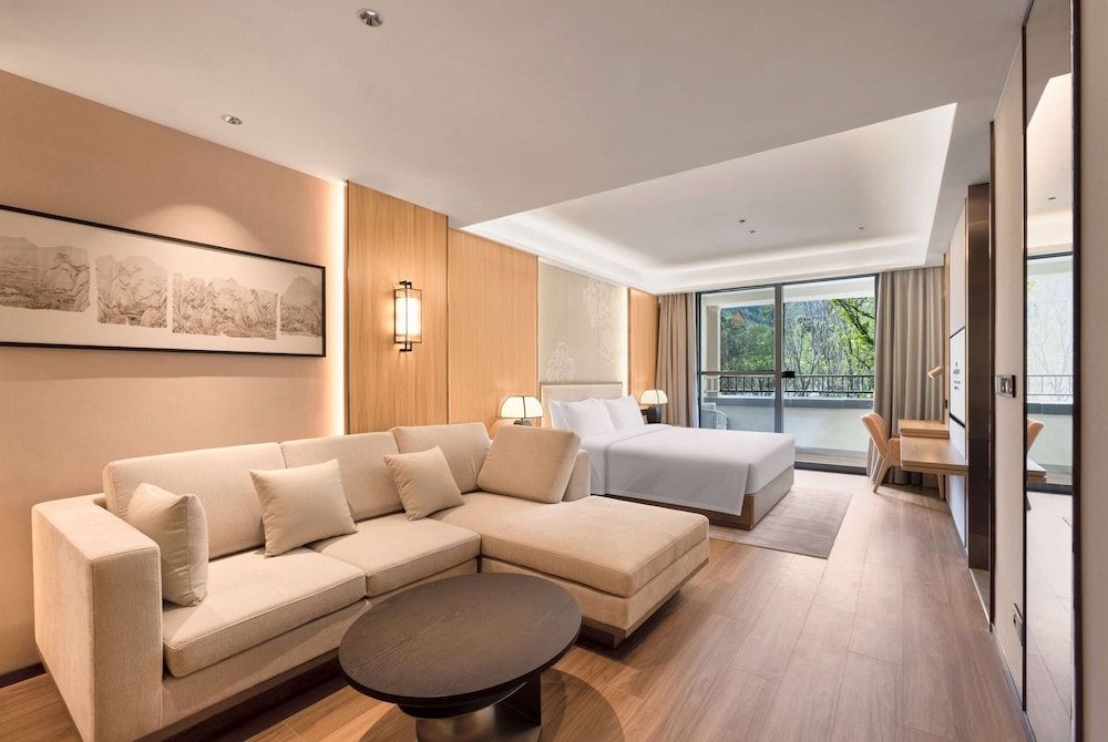 Howard Johnson Hot Springs Plaza Yinghuashan Deluxe Room, 1 King Bed, Non Smoking, Garden View 2