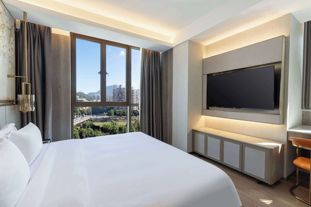 Executive Suite, 1 King Bed, Non Smoking (Tea Art)