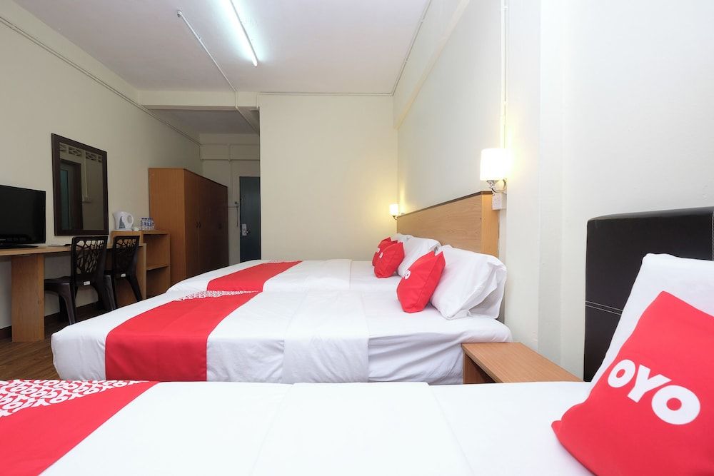 OYO 1105 Hotel 75 Suite Family 3