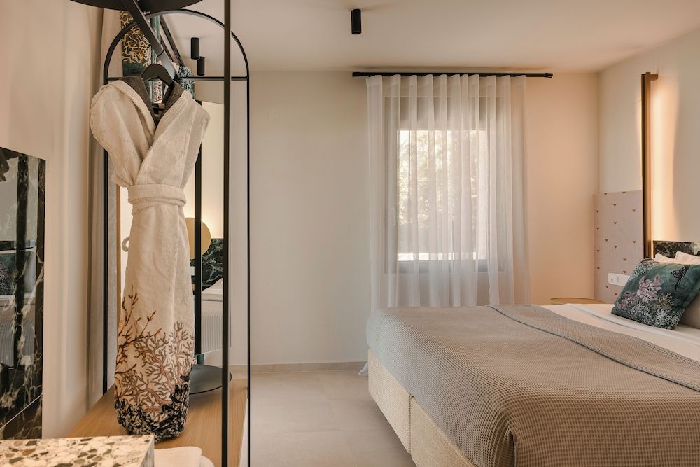 Exclusive 3 Bedroom Villa with Private Heated Pool and Sea View