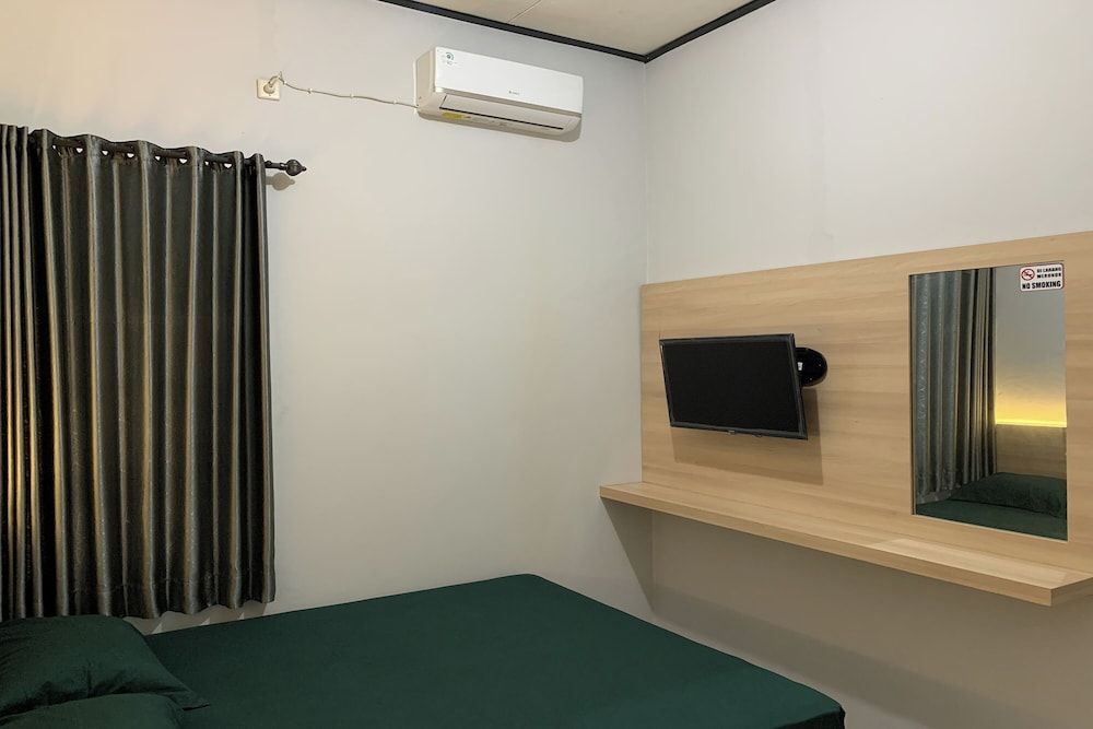 Hotel Merak Indah Superior Double Room 9