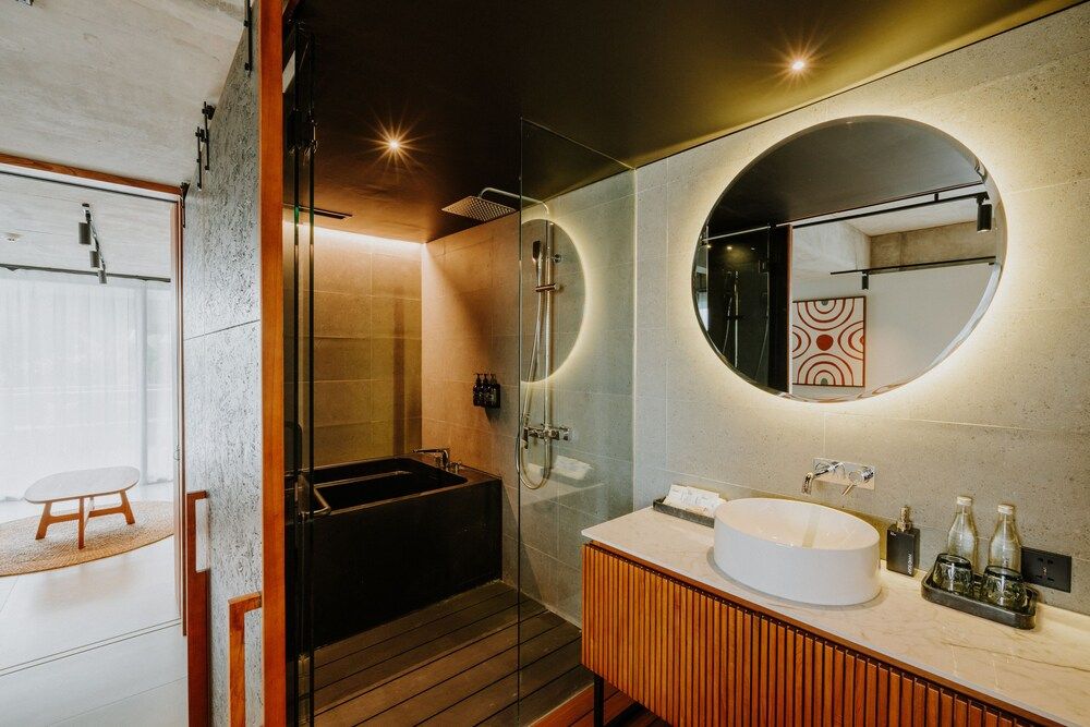 Premier Pool Suite Plus King