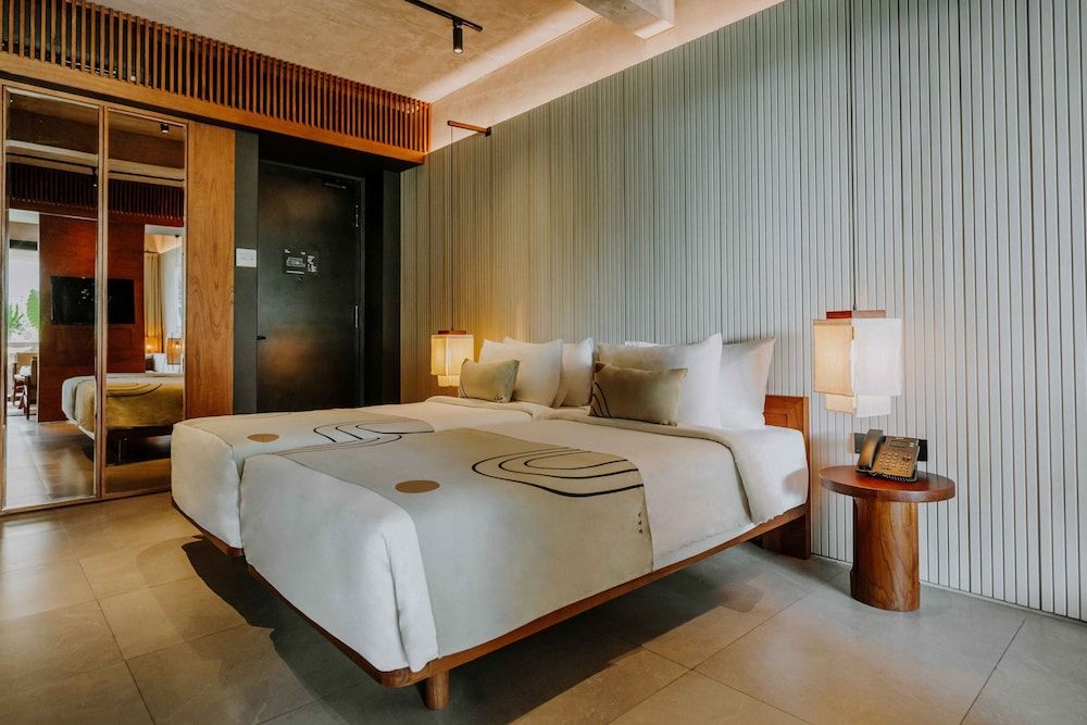 Premier Pool Suite Plus Twin
