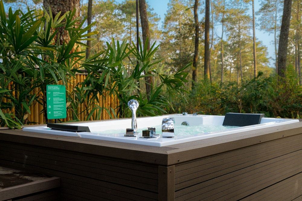 Deluxe Cabin, Hot Tub