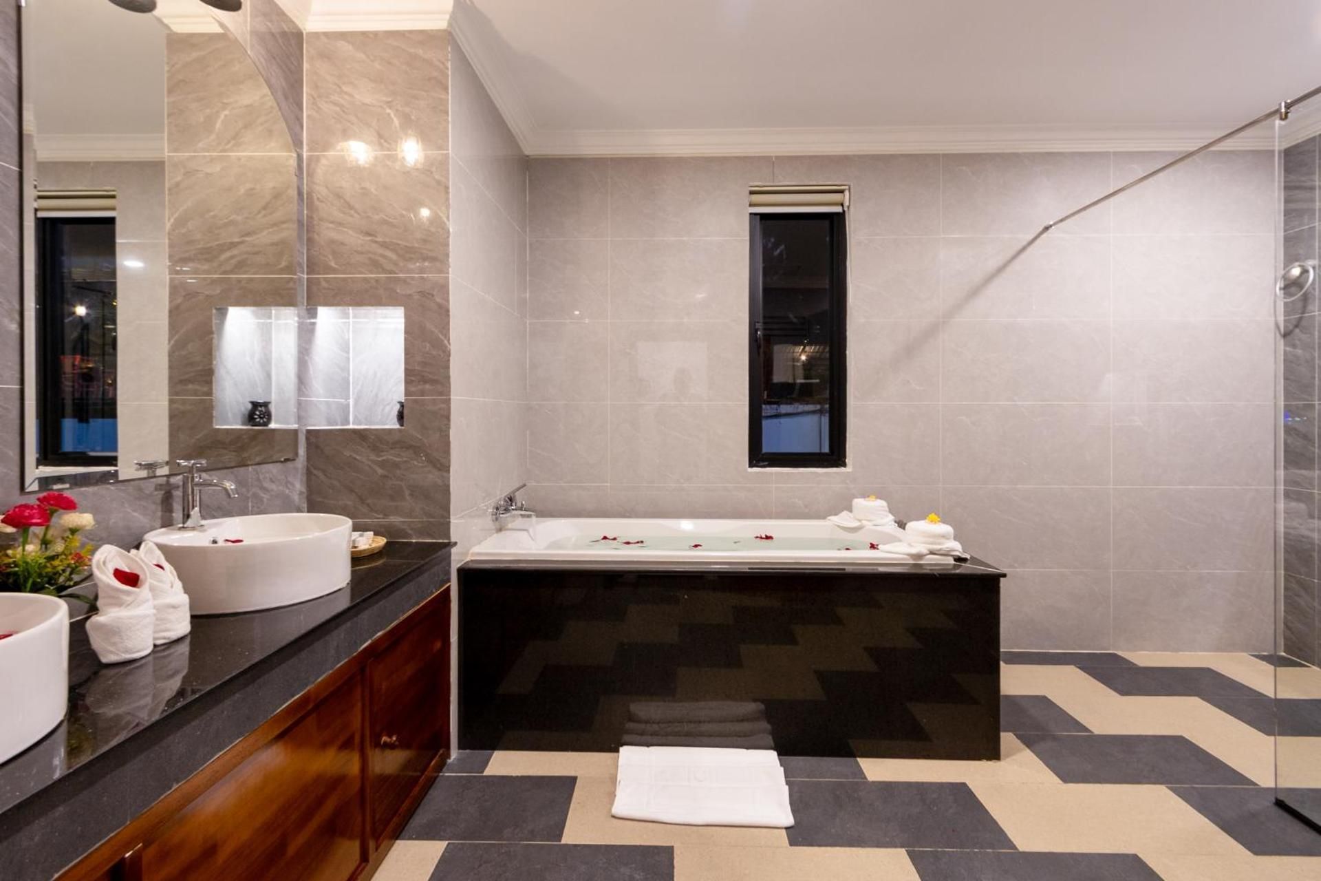 Le Vert Suite With Balcony City View - Free Pick Up at Bus station