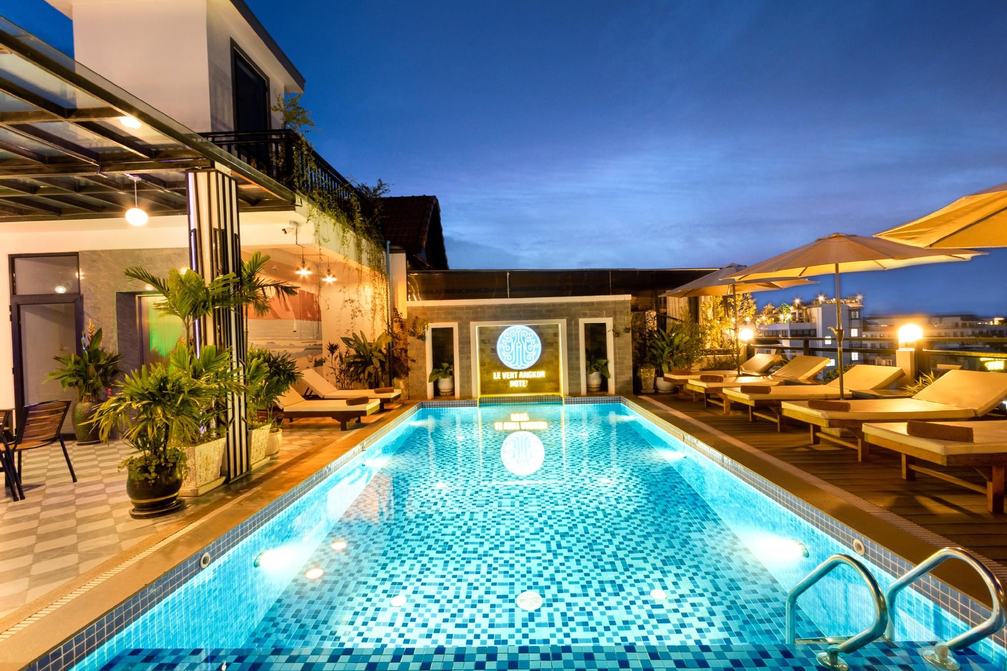 swimming pool [outdoor]